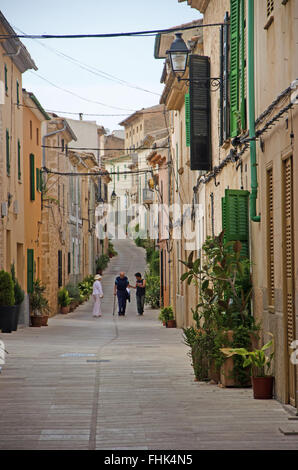 Mallorca, Majorque, Îles Baléares, Espagne, Europe : une rue dans le centre de Alcudia, l'un des principaux centres touristiques de l'île Banque D'Images