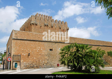 Majorque, Baléares, Espagne, Europe : vue sur la Torre de Canyamel, à Capdepera, tour de garde avec un plan carré et de l'architecture de style gothique Banque D'Images