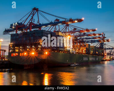 Navire conteneur Pusan CSCL '' de China Shipping Line Eurogate accosté au terminal à conteneurs du port de Hambourg, Allemagne. Banque D'Images