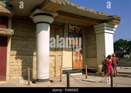 Grèce, Crète, Knossos, Palais Minoen, Propylaeum du Sud, peintures fresques de procession Banque D'Images