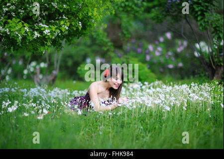 Belle femme couchée sur l'herbe dans le pré Banque D'Images