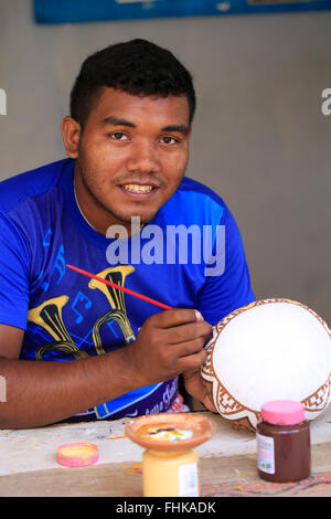 Le Brésil, l'Amazonie brésilienne, l'île de Marajo, Para, artisan peintre peinture poterie marajoara traditionnels Banque D'Images