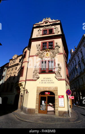 République Tchèque, Prague, Karlova ulice, rue Charles, U Zlate Studny 'Golden Well' hôtel, maintenant Aurus hôtel Banque D'Images