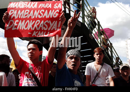 Manille, Philippines. 25 Février, 2016. Un Philippin clignote un signe de paix au cours d'une manifestation à l'occasion du 30e anniversaire de la révolution de l'alimentation, qui commémore la chute de la dictature de Ferdinand Marcos, la présidente des Philippines à Mandaluyong City, à l'est de Manille, aux Philippines. Les manifestants disent que peu de choses ont changé depuis la révolution le pouvoir du peuple, disant qu'il .'a renversé un dictateur mais réinstallé une succession de pro-US, les régimes anti-peuple de l'élite Crédit : PACIFIC PRESS/Alamy Live News Banque D'Images