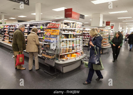 M&S Food ; personnes qui magasinent pour de la nourriture dans un magasin de restauration Marks and Spencer ( M&S ), Cambridge, Royaume-Uni Banque D'Images