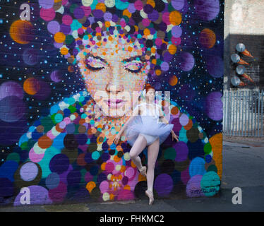 Ballerine dans un environnement urbain. Graffiti par Jimmy C. Gibb Street, Custard Factory, Digbeth, Birmingham, UK Banque D'Images