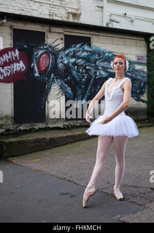 Ballerine dans un environnement urbain. Gibb Street, Custard Factory, Digbeth, Birmingham, UK Banque D'Images