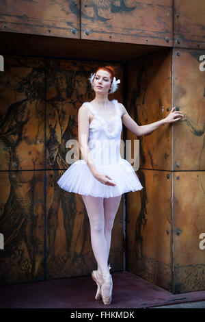 Ballerine dans un environnement urbain. Gibb Street, Custard Factory, Digbeth, Birmingham, UK Banque D'Images