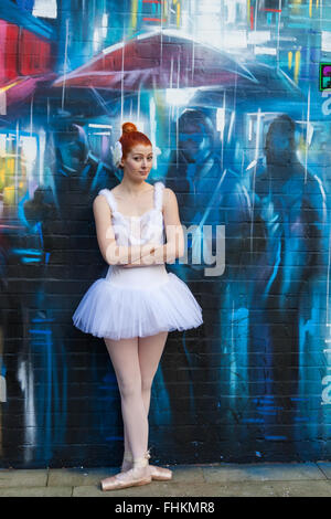 Ballerine dans un environnement urbain. En face de graffiti par Dan Kitchener (Dank) à Custard Factory, Birmingham, UK Banque D'Images