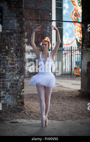 Ballerine dans un environnement urbain. Digbeth, Birmingham, Royaume-Uni Banque D'Images