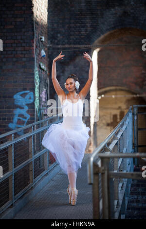 Ballerine dans un environnement urbain. Digbeth, Birmingham, Royaume-Uni Banque D'Images