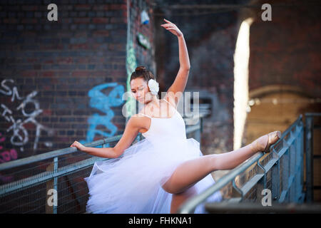 Ballerine dans un environnement urbain. Digbeth, Birmingham, Royaume-Uni Banque D'Images