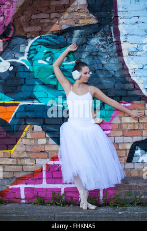 Ballerine dans un environnement urbain. Digbeth, Birmingham, Royaume-Uni Banque D'Images