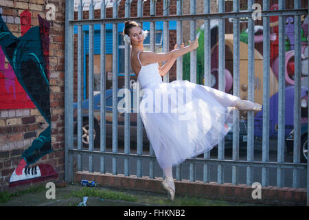 Ballerine dans un environnement urbain. Digbeth, Birmingham, Royaume-Uni Banque D'Images