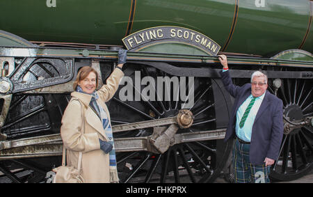 La gare de York, York, Royaume-Uni. 25 Février, 2016. Rénové Flying Scotsman voyages la ligne principale de la côte est d'arriver à la gare de New York Photos ici, c'est William McAlpine (R) qui permettent de sauver les Flying Scotsman Projet de restauration. Crédit : Stephen Gaunt/Alamy Live News Banque D'Images