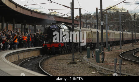 La gare de York, York, Royaume-Uni. 25 Février, 2016. Rénové Flying Scotsman voyages la ligne principale de la côte est d'arriver à la gare de New York Crédit : Stephen Gaunt/Alamy Live News Banque D'Images