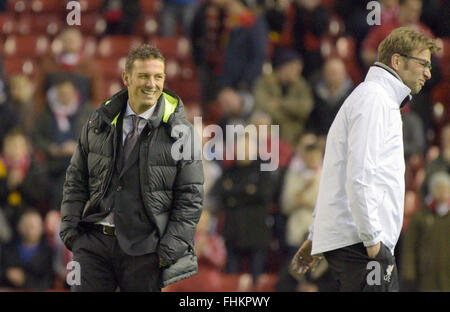 Liverpool, Royaume-Uni. 25 Février, 2016. L'entraîneur-chef d'Augsbourg Markus Weinzierl (r) parle à Liverpool entraîneur en chef Jürgen Klopp avant l'UEFA Europa League round de 32, deuxième jambe match de foot entre Liverpool FC et FC Augsburg à Anfield, Liverpool, Angleterre, le 25 février 2016. Dpa : Crédit photo alliance/Alamy Live News Banque D'Images