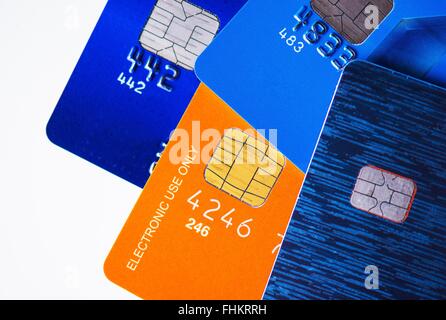 Quatre cartes de crédit haut de gamme avec Microchip photo gros plan. Banque D'Images