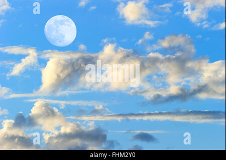 Lune ciel nuages est une fantaisie surréaliste avec l'éthéré cloudscape comme pleine lune céleste à la hausse. Banque D'Images