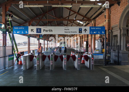 Barrières d'accès à la gare de Fremantle plates-formes. Fremantle, une plus grande région de Perth, Australie occidentale. Banque D'Images