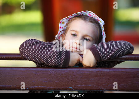 Close-up portrait en extérieur d'une petite fille sérieuse. Enfant pensif. Profondeur de champ. Focus sélectif. Banque D'Images