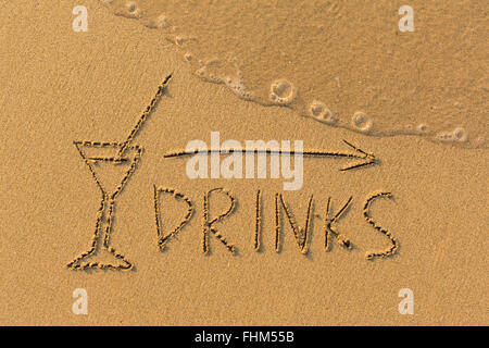 Inscription Boissons et flèche tracée sur la plage avec un sable ondes transparent. Banque D'Images