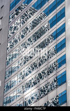 Tour Mode Gakuen Cocoon reflétée dans un immeuble de bureaux, Nishi-Shinjuku, Shinjuku, Tokyo, Japon Banque D'Images