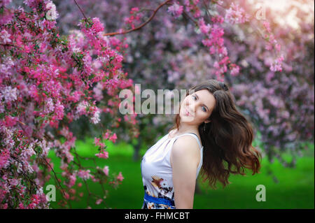 Belle jeune fille au printemps fleurs jardin portrait vie Banque D'Images