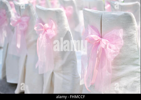 Décoration sur les chaises de mariage noeud rose Banque D'Images