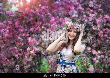 Beautiful Girl outdoors portrait printemps, jeune femme avec des fleurs dans Green Park, printemps concept. cheerful teenager walking outdoor. série en portefeuille Banque D'Images