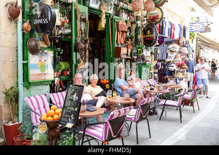 Les touristes à Rethymnon voir le photographe qui est à son tour l'affichage et les capturer. Banque D'Images