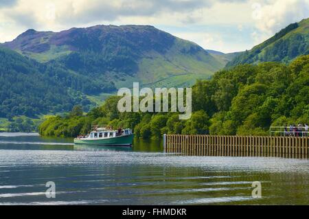 Parc National de Lake District. Les touristes à bord d'un lancer à partir d'une jetée sur le lac Ullswater. Banque D'Images