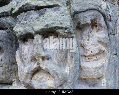 Scary Têtes de Pierre - rock sculptures de têtes géant sculpté dans la falaise de grès Banque D'Images