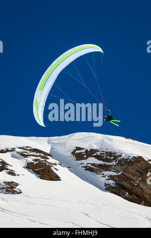 Parachute avec ski, domaine skiable Sulden, Tyrol du Sud, Italie Banque D'Images