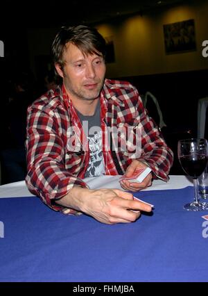 Mads Mikkelsen de jouer au poker à collectormania midlands Banque D'Images