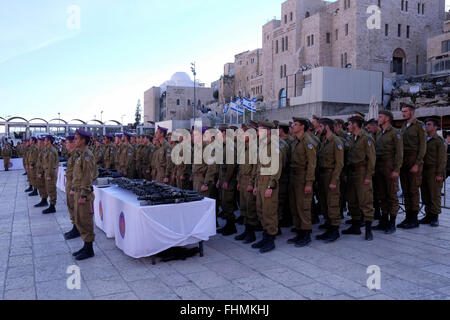 Les soldats israéliens de la Brigade d'infanterie 'Givati' de 84th participent à une cérémonie d'assermentation pour les recrues qui ont terminé leur entraînement de base à la vieille ville de West Wall, Jérusalem-est Israël Banque D'Images