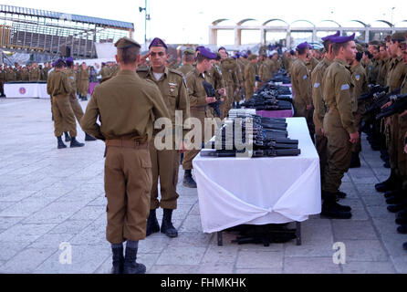 Les soldats israéliens de la Brigade d'infanterie 'Givati' de 84th participent à une cérémonie d'assermentation pour les recrues qui ont terminé leur entraînement de base à la vieille ville de West Wall, Jérusalem-est Israël Banque D'Images