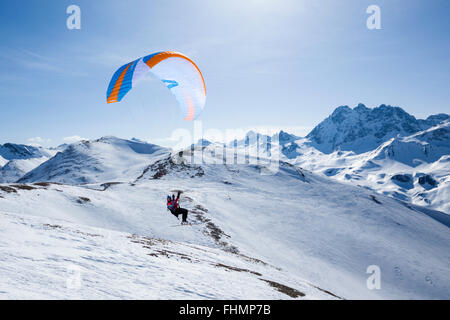 Parachute avec Ski, Domaine de ski de Silvretta, Ischgl, Tyrol, Autriche Banque D'Images