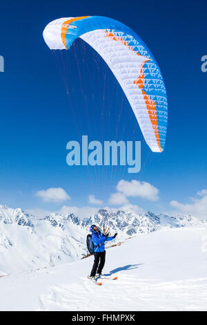 Décollage parapente, ski avec le domaine de ski de Silvretta, Ischgl, Tyrol, Autriche Banque D'Images