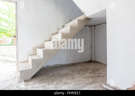 Dans un bâtiment, il y a un escalier inachevé Banque D'Images