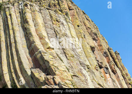 Vue rapprochée des formations rocheuses sur Devils Tower dans le Wyoming Banque D'Images