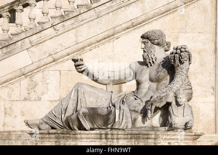 Ancienne cité romaine statue représentant le dieu du Nil. Situé sur la Piazza del Campidoglio, Rome, Italie, 4e siècle. Banque D'Images