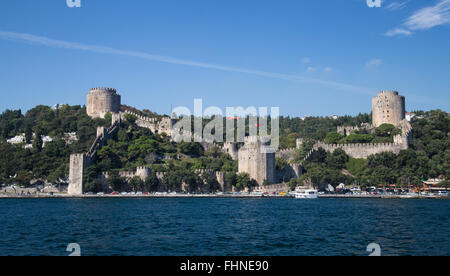 Rumelian château dans le détroit du Bosphore Côte de la ville d'Istanbul, Turquie Banque D'Images