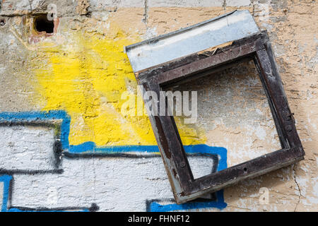 Mur de l'ancien bâtiment démoli et graffiti Banque D'Images