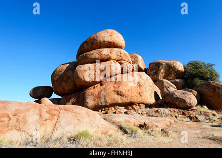 Les rochers de granit érodés rouge au Devil's Marbles, une destination touristique populaire, Territoire du Nord, NT, Australie Banque D'Images