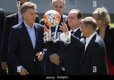 Buenos Aires, Argentine. Feb 25, 2016. Le Président français François Hollande(3R) joue un football lors de sa visite à l'Alberto J. Armando Stadium, accompagné par le président de l'ARGENTINE Mauricio Macri(1L) à Buenos Aires, capitale de l'Argentine, le 25 février 2016. Hollande est sur une visite officielle de deux jours en Argentine. © Martin Zabala/Xinhua/Alamy Live News Banque D'Images