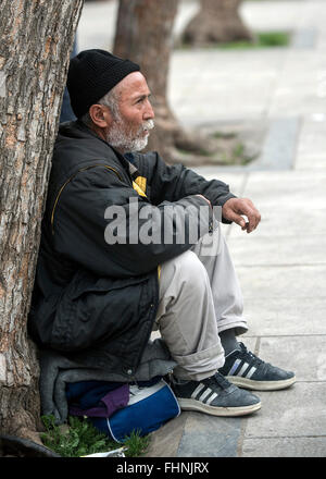 Athènes, Grèce. Feb 24, 2016. Les migrants afghans en attente place Victoria au centre d'Athènes, Grèce, le 24 février 2016. Réfugiés de l'Afghanistan qui étaient à l'origine grecque au point de passage de l'ARYM ont été transférés à nouveau à Athènes que les Afghans ne sont plus considérés comme des réfugiés par les autorités de l'ARYM. Plus de 2 100 migrants sont arrivés jeudi à Le Pirée depuis les îles grecques. Credit : Elias Verdi/ Alamy Live News Banque D'Images