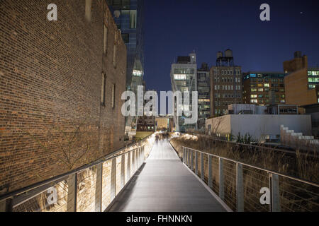 Marcher le long de la High Line à New York City at Night Banque D'Images