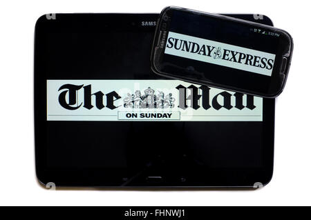 Les logos de la Mail on Sunday et le Sunday Express journaux apparaissant sur les écrans d'une tablette et un smartphone. Banque D'Images