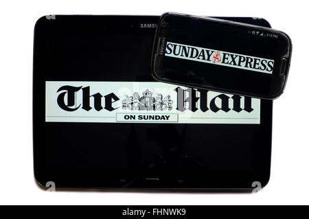 Les logos de la Mail on Sunday et le Sunday Express journaux apparaissant sur les écrans d'une tablette et un smartphone. Banque D'Images